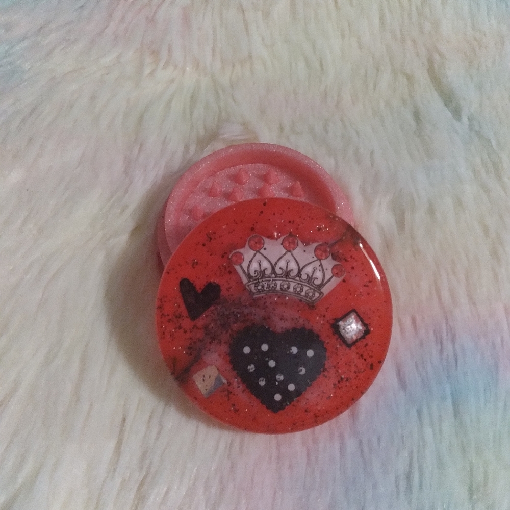 Queen of Hearts Resin Herb Grinder